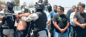 Razzia. Soldaten nehmen Angehörige der lokalen Polizei fest, die Verbindungen zu Drogenkartellen haben sollen. 