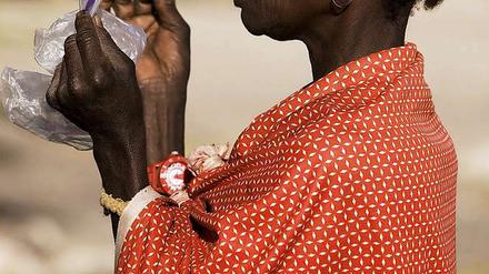 Eine Frau in der Turkana-Region zeigt ihre Wählerkarte.