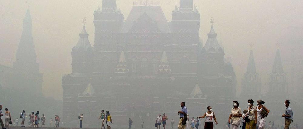 6. August: Im Kampf gegen die Jahrhundert-Brände in Russland gibt es bisher kaum Erfolgsmeldungen. In Moskau ist die Sonne nur noch zu sehen, wenn der Wind günstig steht. Die meiste Zeit liegt beißender Rauch über der Stadt.