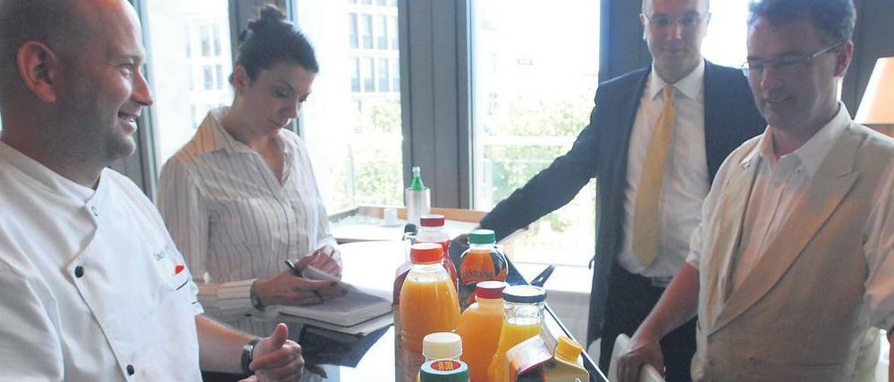 Saftige Angelegenheit: Swissotel-Küchenchef Danijel Kresovic (l.) und Mitglieder der Probierrunde diskutieren ihre Erkenntnisse. 