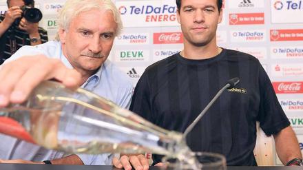 Wasserträger. Bayer Leverkusens Sportdirektor Rudi Völler spielt für seine prominente Neuverpflichtung Michael Ballack (rechts) bei dessen Präsentation am Dienstag den Kellner. 