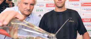 Wasserträger. Bayer Leverkusens Sportdirektor Rudi Völler spielt für seine prominente Neuverpflichtung Michael Ballack (rechts) bei dessen Präsentation am Dienstag den Kellner. 