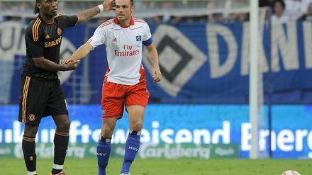 Ab nach oben. Heiko Westermann (l.), hier im Test gegen den FC Chelsea, wechselte von Schalke 04 nach Hamburg.