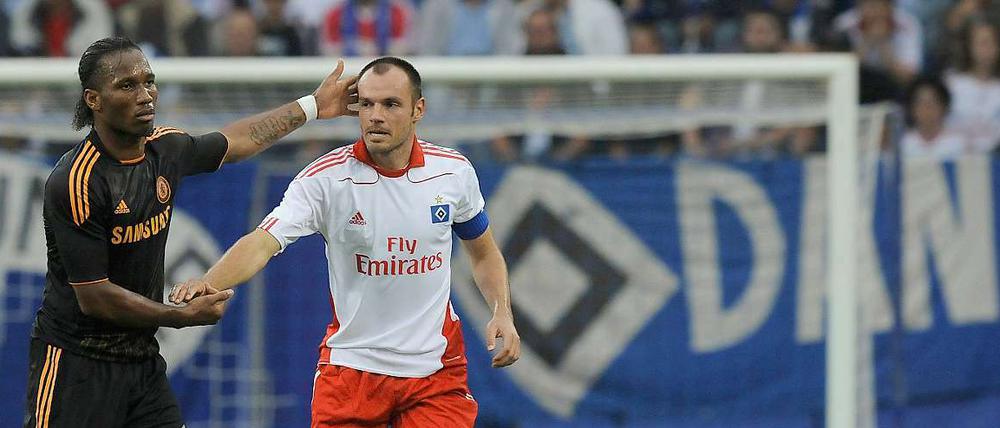 Ab nach oben. Heiko Westermann (l.), hier im Test gegen den FC Chelsea, wechselte von Schalke 04 nach Hamburg.