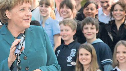 Umworbene Jugend. Angela Merkel bemüht sich um Schüler. 