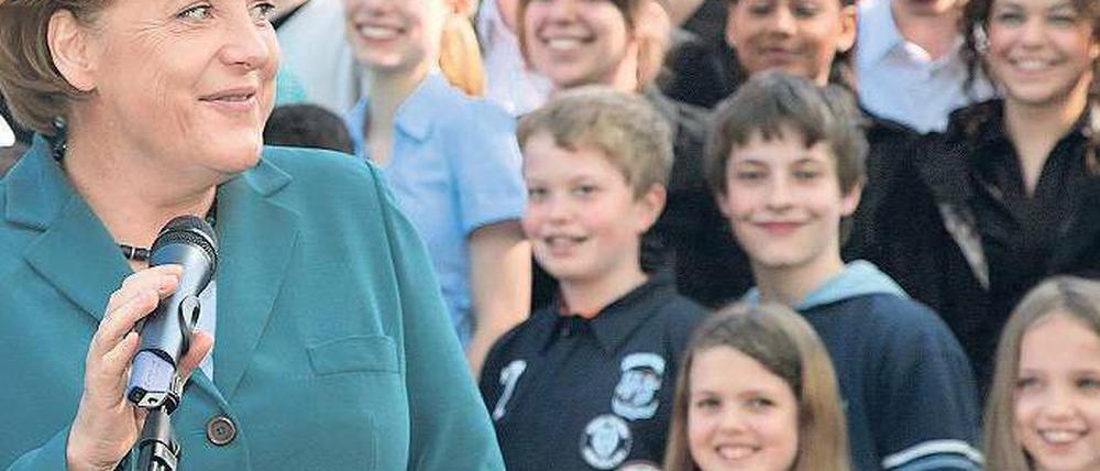 Umworbene Jugend. Angela Merkel bemüht sich um Schüler. 