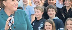 Umworbene Jugend. Angela Merkel bemüht sich um Schüler. 