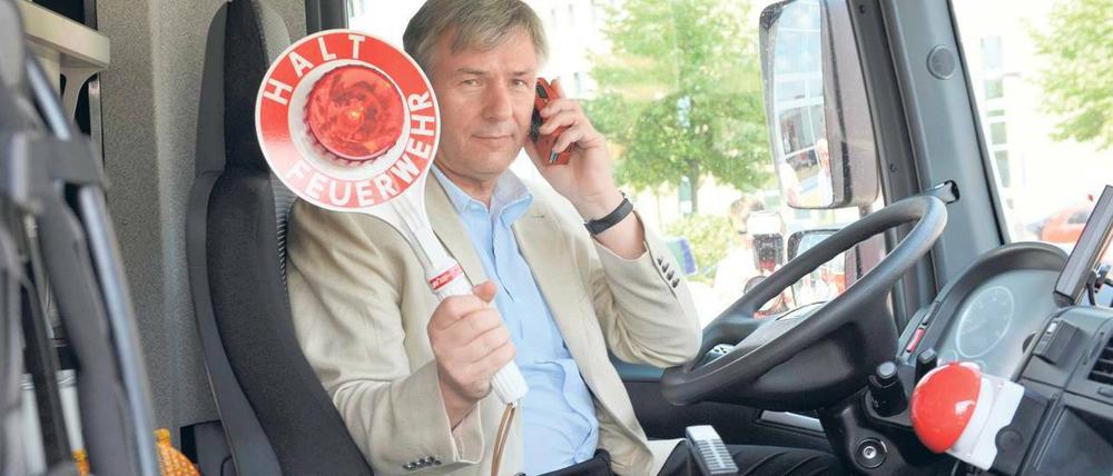 Immer auf Empfang. Auf seiner Bezirkstour durch Reinickendorf besuchte Klaus Wowereit am Mittwoch das Motorola-Werk. Der Handy-Hersteller stattet auch die Berliner Feuerwehr mit Funktelefonen aus. Foto: Davids