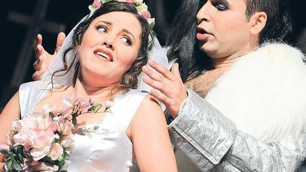 Kurzer Flirt. Don Giovanni (A. LarragaSchleske) und Zerlina (N. Nahoun) Foto: dpa