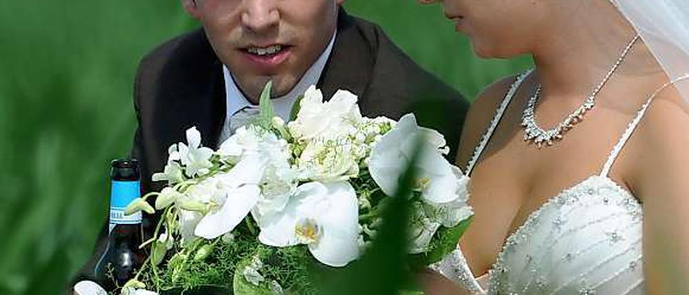 Fußball-Nationalspieler Philipp Lahm und seine Frau Claudia nach der kirchlichen Trauung in Kleinhelfendorf (Oberbayern).