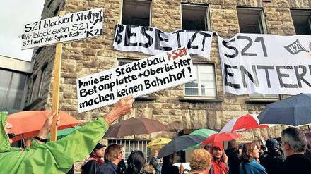 Kopf hoch ist die Parole der Gegner von Stuttgart 21 – sie wollen den oberirdischen Kopfbahnhof behalten. Die Bahn, das Land und die Stadt Stuttgart setzen dagegen auf einen neuen, unterirdischen Durchgangsbahnhof – sie hoffen auf kürzere Fahrzeiten und frei werdende Fläche im Zentrum der Landeshauptstadt. Ende Juli besetzten die Stuttgart-21-Gegner den Bahnhof sogar zeitweise. Teilabriss und Neubau laufen allerdings bereits seit Februar. Foto: dpa