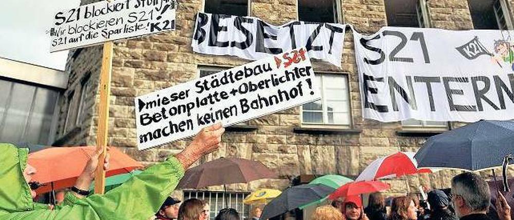 Kopf hoch ist die Parole der Gegner von Stuttgart 21 – sie wollen den oberirdischen Kopfbahnhof behalten. Die Bahn, das Land und die Stadt Stuttgart setzen dagegen auf einen neuen, unterirdischen Durchgangsbahnhof – sie hoffen auf kürzere Fahrzeiten und frei werdende Fläche im Zentrum der Landeshauptstadt. Ende Juli besetzten die Stuttgart-21-Gegner den Bahnhof sogar zeitweise. Teilabriss und Neubau laufen allerdings bereits seit Februar. Foto: dpa