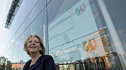 Die neu gewählte nordrhein-westfälische Ministerpräsidentin Hannelore Kraft vor der Staatskanzlei in Düsseldorf.