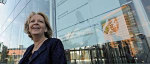 Die neu gewählte nordrhein-westfälische Ministerpräsidentin Hannelore Kraft vor der Staatskanzlei in Düsseldorf.