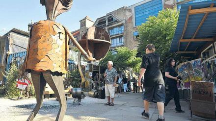 Da hilft keine Rüstung. Die Tacheles-Künstler müssen ausziehen. Das Haus soll in den nächsten Wochen geräumt werden. Foto: ddp/Preiss