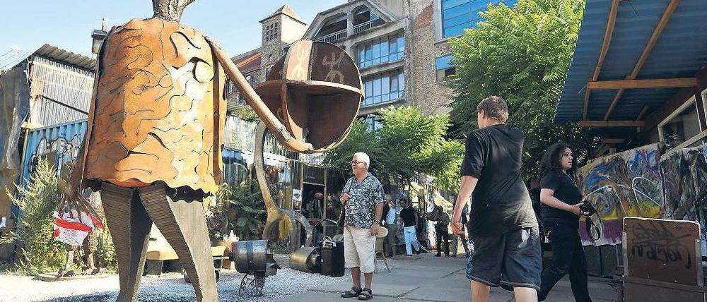 Da hilft keine Rüstung. Die Tacheles-Künstler müssen ausziehen. Das Haus soll in den nächsten Wochen geräumt werden. Foto: ddp/Preiss