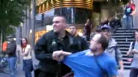 Zu einem Polizeiübergriff kam es bei der Demonstration "Freiheit statt Angst" am 12. September 2009.