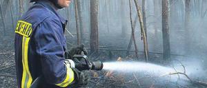 Explosiv. Wegen Munitionsresten kann die Feuerwehr nicht an den Brandherd. Foto: dpa