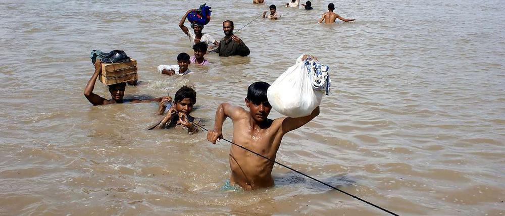 Millionen Menschen sind nach der Flut in Pakistan obdachlos. Viele können nur einen Teil ihres Hab und Guts retten.
