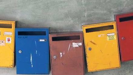 Leere Kästen. Die Menschen greifen immer seltener zu Briefpapier und Umschlag. Der E-Postbrief passt zu diesem Trend, weil er eigentlich eine Mail ist. 
