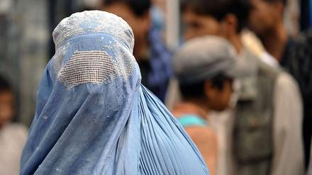 Im Besitz des Mannes. Passantin in den Straßen von Kabul.