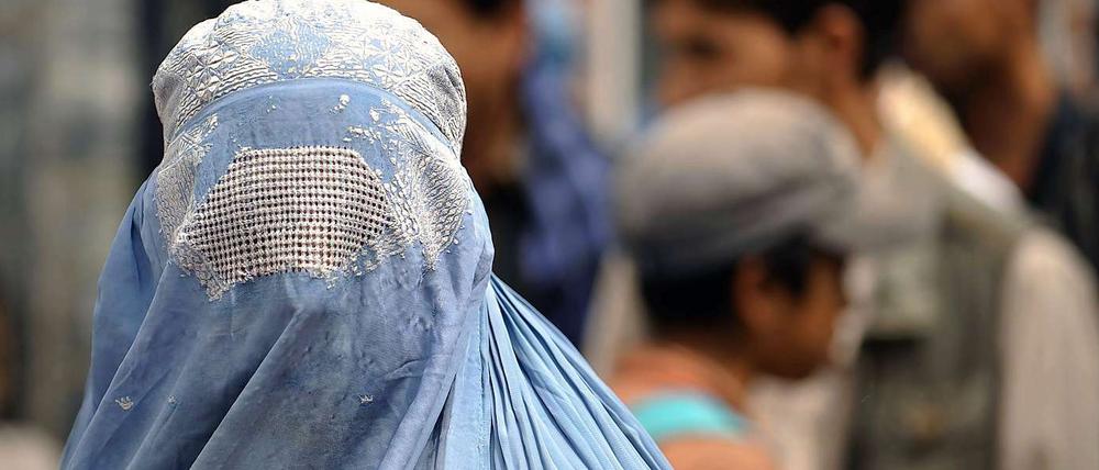Im Besitz des Mannes. Passantin in den Straßen von Kabul.