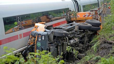 Der Müllwagen war die Böschung zu dem Gleis hinuntergerutscht und kippte dort um. Der heranrasende ICE konnte nicht mehr rechtzeitig bremsen.