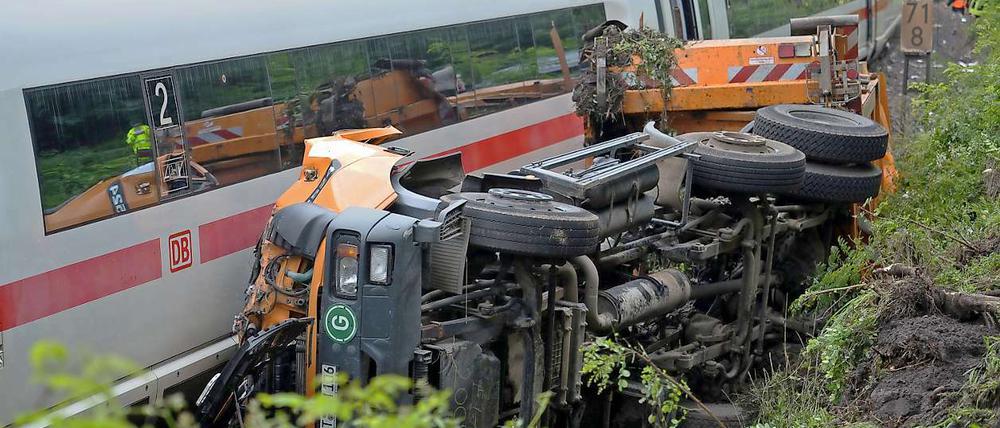 Der Müllwagen war die Böschung zu dem Gleis hinuntergerutscht und kippte dort um. Der heranrasende ICE konnte nicht mehr rechtzeitig bremsen.