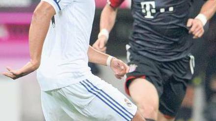 WM-Kollegen. Sami Khedira (l.) gegen Bastian Schweinsteiger.