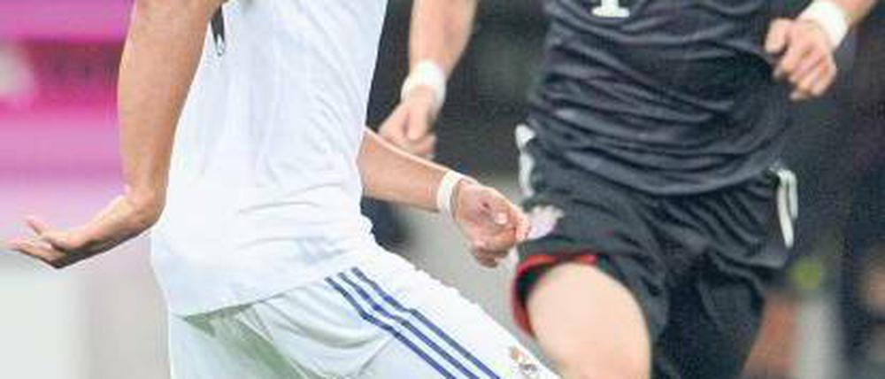 WM-Kollegen. Sami Khedira (l.) gegen Bastian Schweinsteiger.