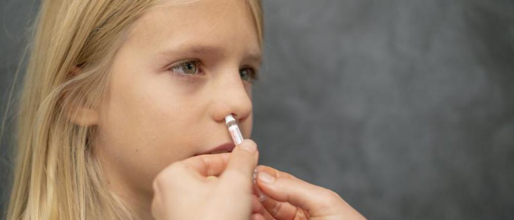 Testnase. In den Atemwegsschleimhäuten vermehren sich Coronaviren am Anfang der Infektion. Deshalb wird Material von dort für Tests verwendet. Genau dort sollen derzeit erprobte Impfstoffe dies nun auch verhindern.