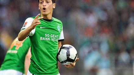 Mesut Özil verlässt Bremen und spielt künftig mit Sami Khedira zusammen bei Real Madrid.