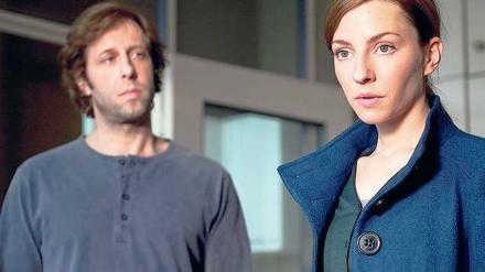 TV-Glanzstück. Fanny Dannewald (Katharina Schüttler) muss für ihre Theaterinszenierung die Rollen der Gefangenen neu verteilen. Sozialarbeiter Peter Kilian (Oliver Korittke) hilft ihr dabei nach Kräften. Foto: WDR
