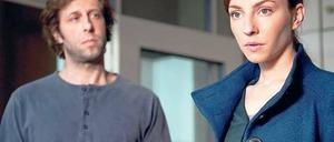 TV-Glanzstück. Fanny Dannewald (Katharina Schüttler) muss für ihre Theaterinszenierung die Rollen der Gefangenen neu verteilen. Sozialarbeiter Peter Kilian (Oliver Korittke) hilft ihr dabei nach Kräften. Foto: WDR