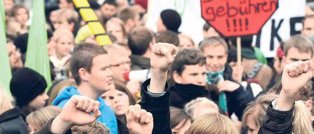 „Stoppt Studiengebühren“. Proteste in Hannover. Niedersachsens Unis bekamen bisher 291 Millionen Euro an Gebühren.