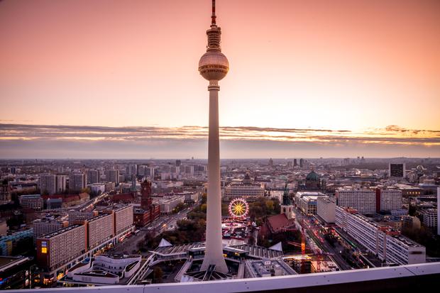 Besonders am Abend strahlt der Himmel über Berlin in seinen prächtigsten Farben und lässt den derzeitigen Anblick der Baustellen auf dem Alexanderplatzes schnell vergessen.