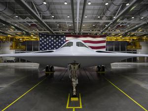 Das neue Kampfflugzeug, ein Tarnkappenbomber B-21 Raider des US-Herstellers Northrop Grumman, steht nach der Enthüllung in einer Militäranlage. 