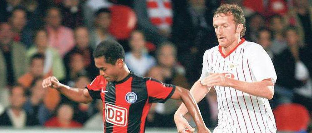 Wer läuft am Freitag wem davon? Das letzte Derby, ein Freundschaftsspiel 2009, gewann Herthas Raffael (links) gegen Unions Peitz.