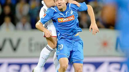 Ein Spiel in einem Bild: Vedad Ibisevic erzielte die frühe Führung für die TSG Hoffenheim in der ersten Minute. Doch Daniel van Buyten übertrumpfte ihn noch und traf in der Nachspielzeit per Kopf zum Auswärtssieg.