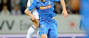 Ein Spiel in einem Bild: Vedad Ibisevic erzielte die frühe Führung für die TSG Hoffenheim in der ersten Minute. Doch Daniel van Buyten übertrumpfte ihn noch und traf in der Nachspielzeit per Kopf zum Auswärtssieg.