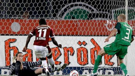 Vernascht: Abgeklärt schiebt Didier Ya Konan den Ball ins Tor, vorbei an Werder Tim Wiese, der schon düpiert auf dem Boden liegt.