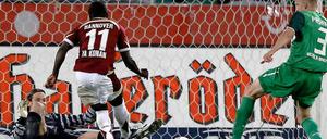 Vernascht: Abgeklärt schiebt Didier Ya Konan den Ball ins Tor, vorbei an Werder Tim Wiese, der schon düpiert auf dem Boden liegt.