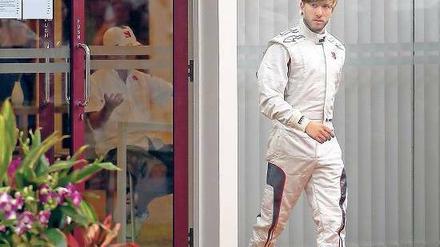 Vielen Dank für die Blumen. Nach Monaten des Wartens streifte Nick Heidfeld in Singapur wieder seinen Rennoverall über. Und er sitzt noch so gut wie früher.