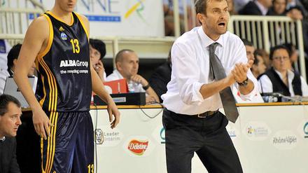 Albas Coach Luka Pavicevic gestikuliert vergeblich – Alba verliert das Hinspiel in der Europaliga-Qualifikation in Roanne mit 79:86. Patrick Femerling (13) ahnt schon, dass es im Rückspiel schwer wird.