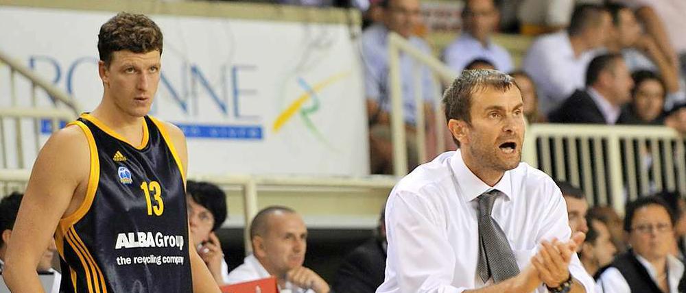 Albas Coach Luka Pavicevic gestikuliert vergeblich – Alba verliert das Hinspiel in der Europaliga-Qualifikation in Roanne mit 79:86. Patrick Femerling (13) ahnt schon, dass es im Rückspiel schwer wird.