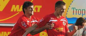 Er trifft und trifft und trifft. Nils Petersen (r., im Bild mit Rok Kronaveter) hat in den ersten fünf Spielen bereits sieben Tore erzielt.