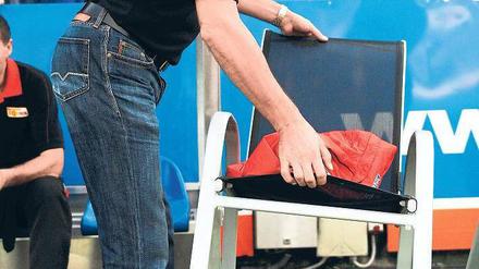 Wackelt hier was? Unions Trainer Uwe Neuhaus bleibt noch gelassen.