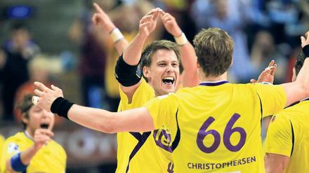 Komm in meine starken Arme! Kapitän Torsten Laen (Mitte) und Sven-Sören Christophersen bejubeln den Triumph gegen Kiel.