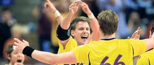 Komm in meine starken Arme! Kapitän Torsten Laen (Mitte) und Sven-Sören Christophersen bejubeln den Triumph gegen Kiel.