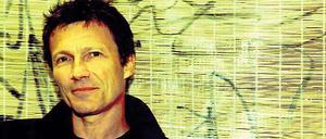 Michael Rother ist zur Zeit mit dem Bühnenprogramm "Hallogallo 2010 – Michael Rother &amp; Friends perform the music of NEU! auf Tournee.